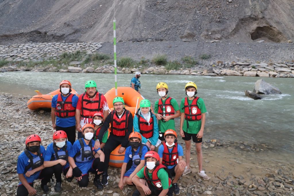 Bakan Kasapoğlu, Zap Nehri’nde rafting yaptı