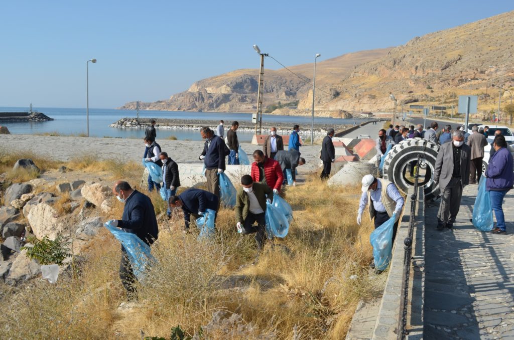 Van Gölü sahilinde temizlik çalışması