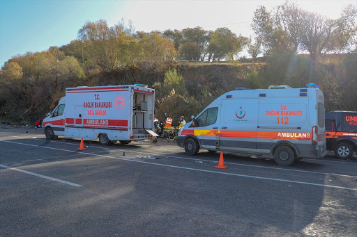 Van’da göçmenleri taşıyan minibüs kaza yaptı: 2 ölü, 31 yaralı