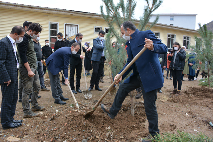 Şemdinli’de ‘Geleceğe Nefes Ol’ kampanyası kapsamında 200 fidan dikildi