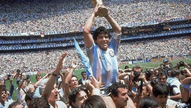 Futbolun efsanesi Maradona hayatını kaybetti