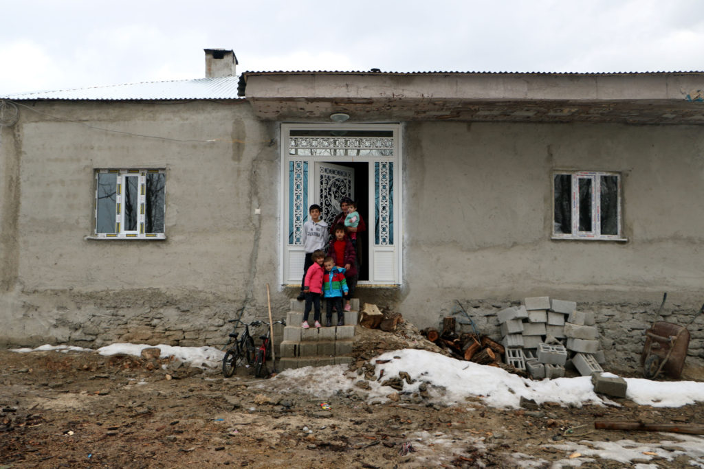 Yüksekova’da yılan korkusu yaşayan aileye yeni ev yapıldı