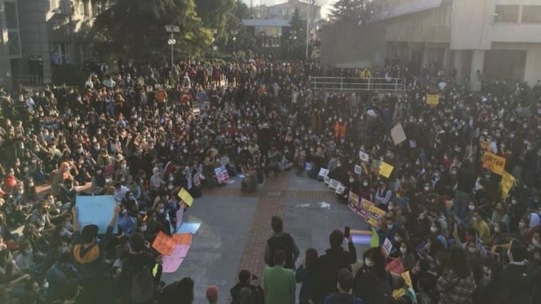 Boğaziçi Üniversitesi öğrencileri ev baskınlarıyla gözaltına alındı