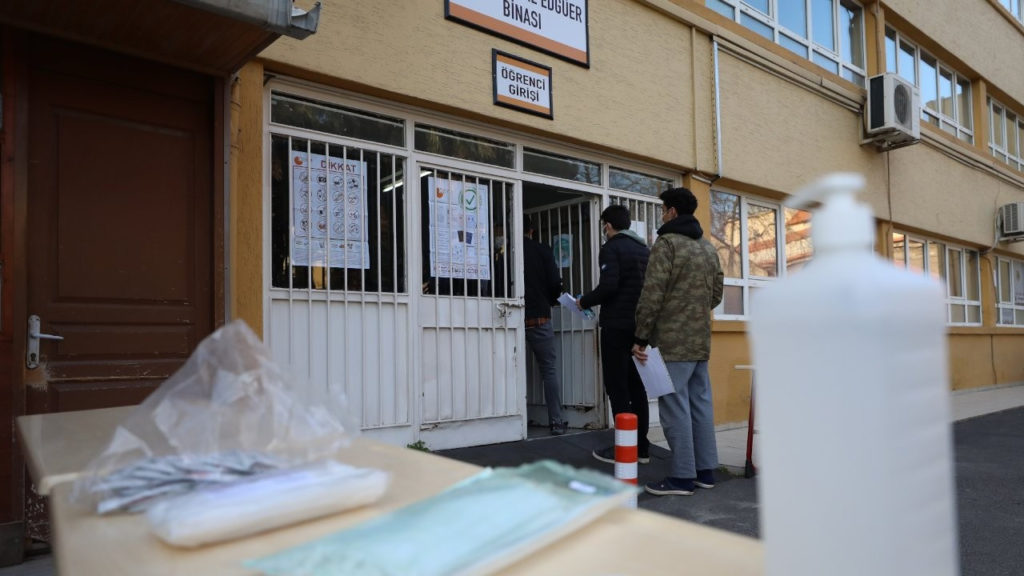 Öğrencilerin ‘sınavları erteleyin’ talebine bakandan yanıt