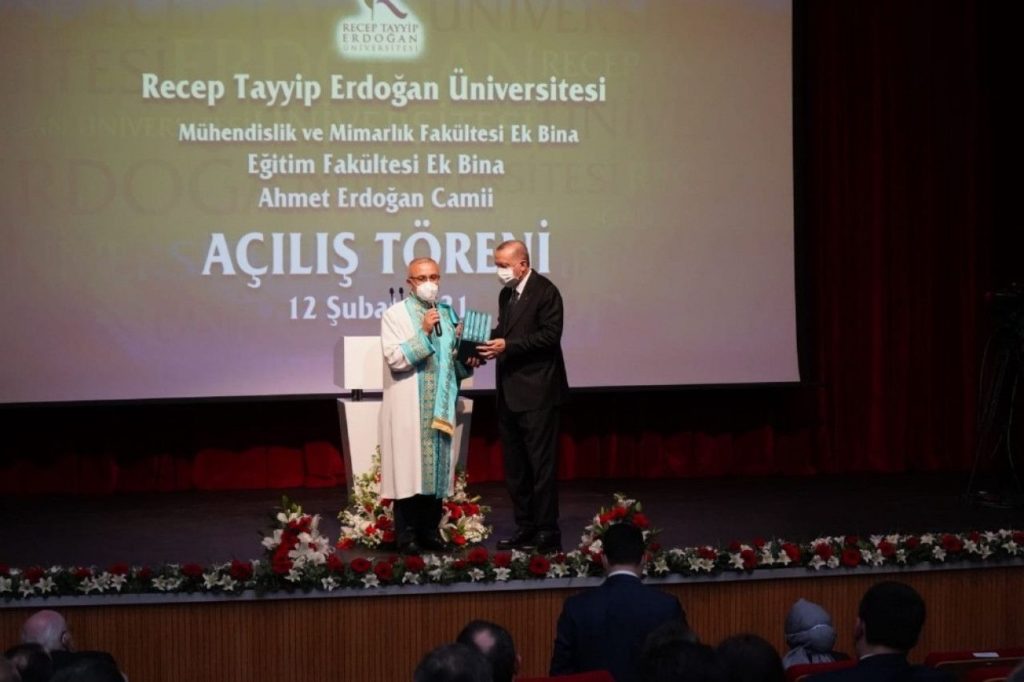 Erdoğan: Recep Tayyip Erdoğan Üniversitesi’nde 100 profesör var