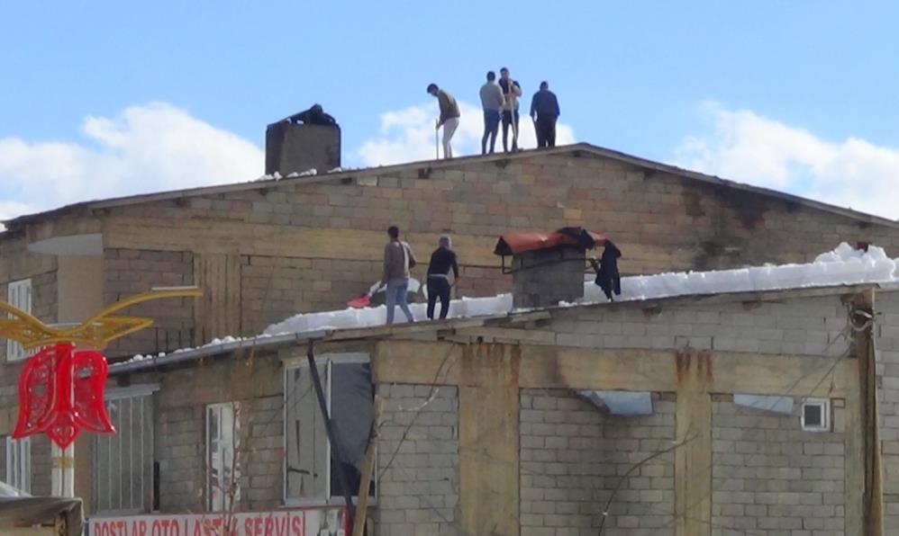 Hakkari’de imece usulü çatılar kardan temizlendi