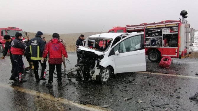 Van – Hakkari yolunda kaza: 3 kişi yaşamını yitirdi, 7 kişi de yaralandı