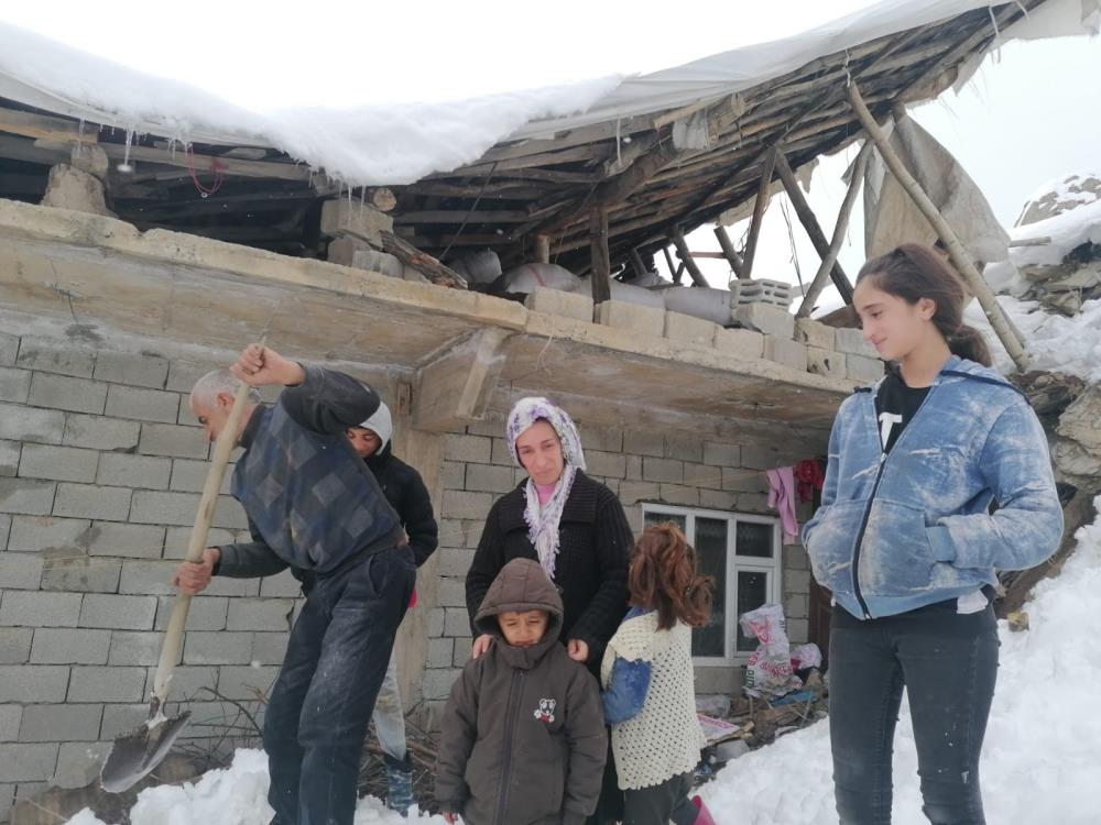 Karda çatıları çöken 12 nüfuslu aile yardım eli bekliyor