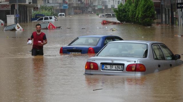 Artvin ve Rize sele teslim