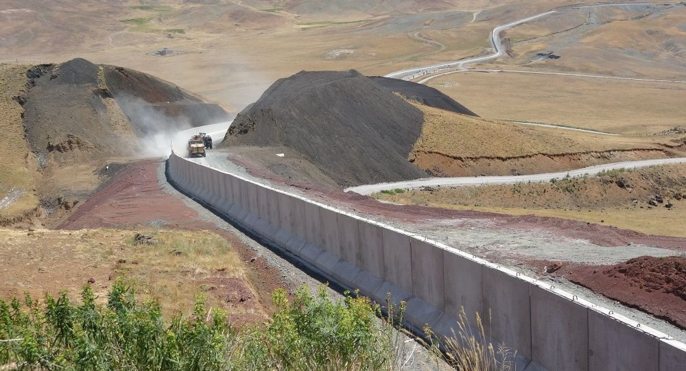 İran sınırında kaçak geçişleri engellemek için beton duvar örülüyor