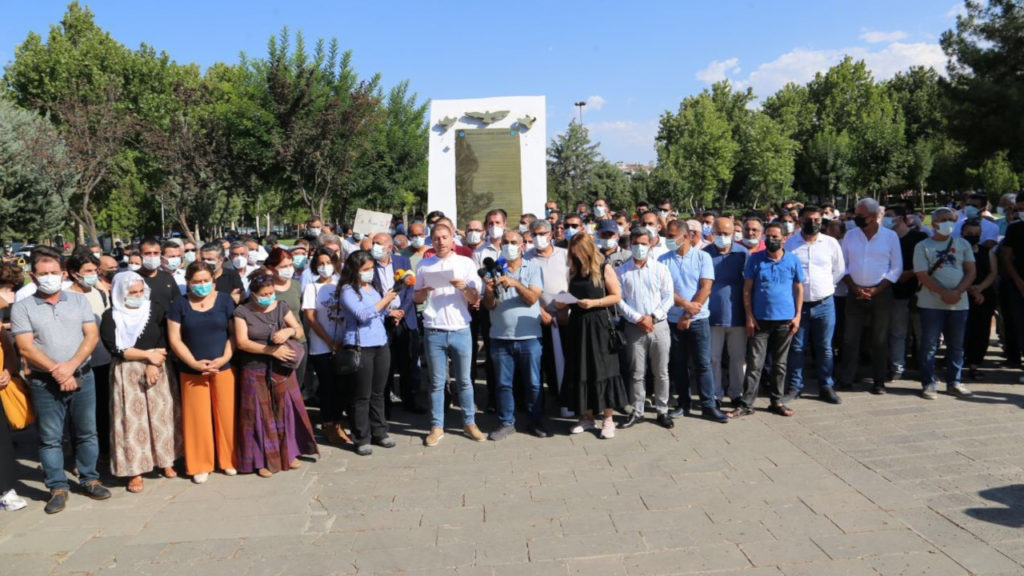 Irkçı saldırı Diyarbakır’da protesto edildi: Sorumlular yargılansın