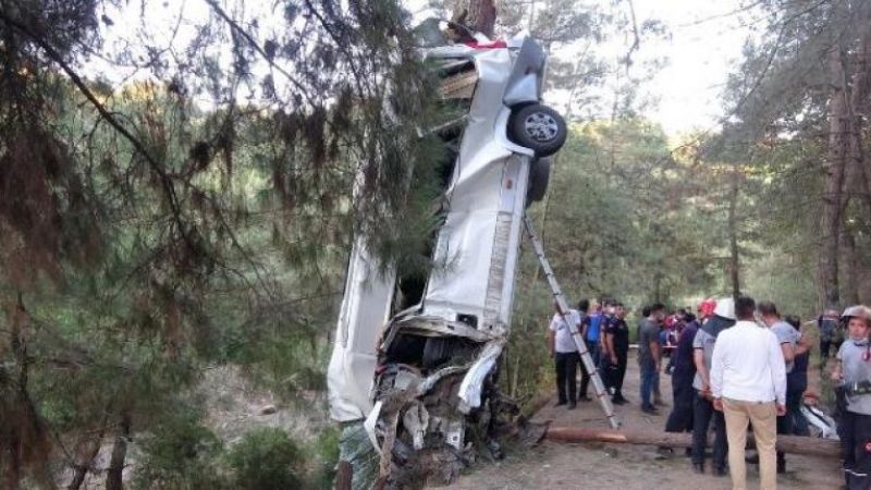 Türbe ziyaretinden dönen kafile kaza yaptı: 8 ölü, 11 yaralı