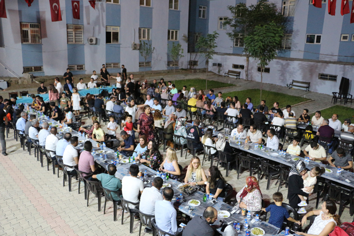 Şemdinli Belediyesi Sağlık Çalışanlarına Yemek Verdi