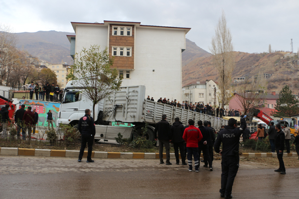 Şemdinli’de patates dolu tır devrildi