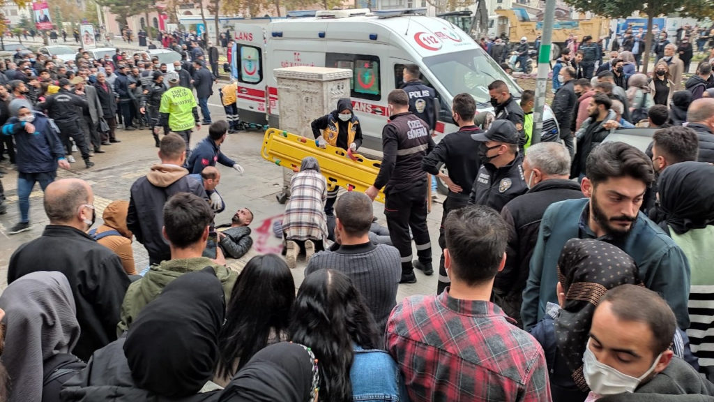 10’uncu kattan atlayan kadın caddede yürüyen erkeğin üzerine düştü