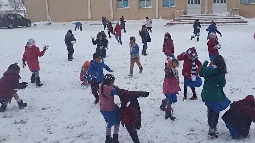 Yüksekova’da eğitime kar engeli