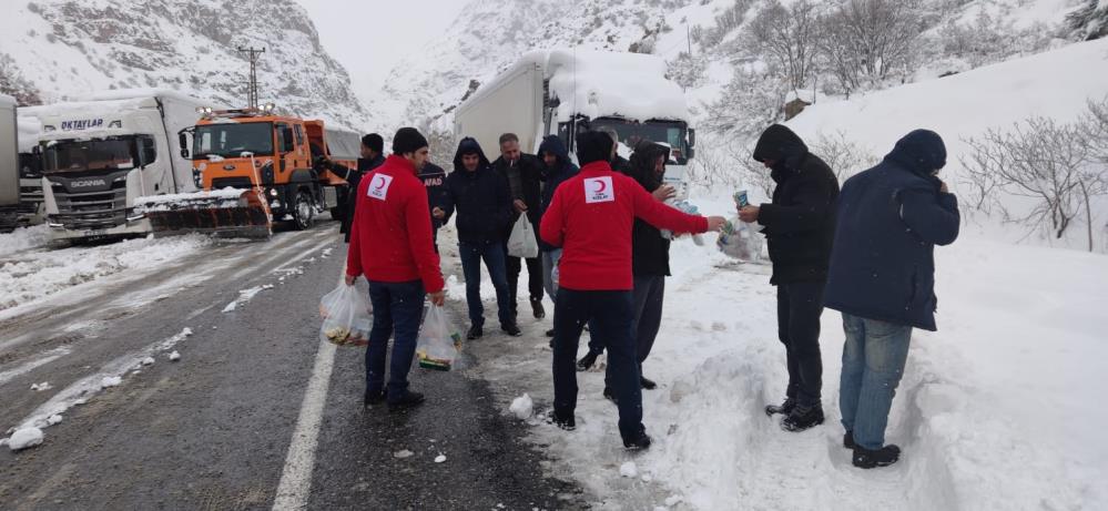 AFAD ve Kızılay’dan yolda kalanlara kumanya desteği