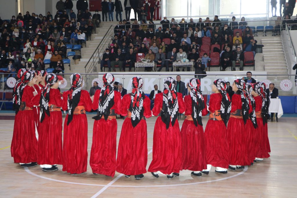 Hakkari’de ‘Halk Oyunları İl Birinciliği’ yarışması düzenlendi