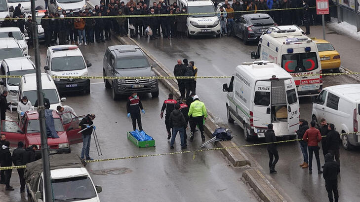 Van’da otomobilde ve aracın yakınında 2 ceset bulundu; 1 kişi gözaltında