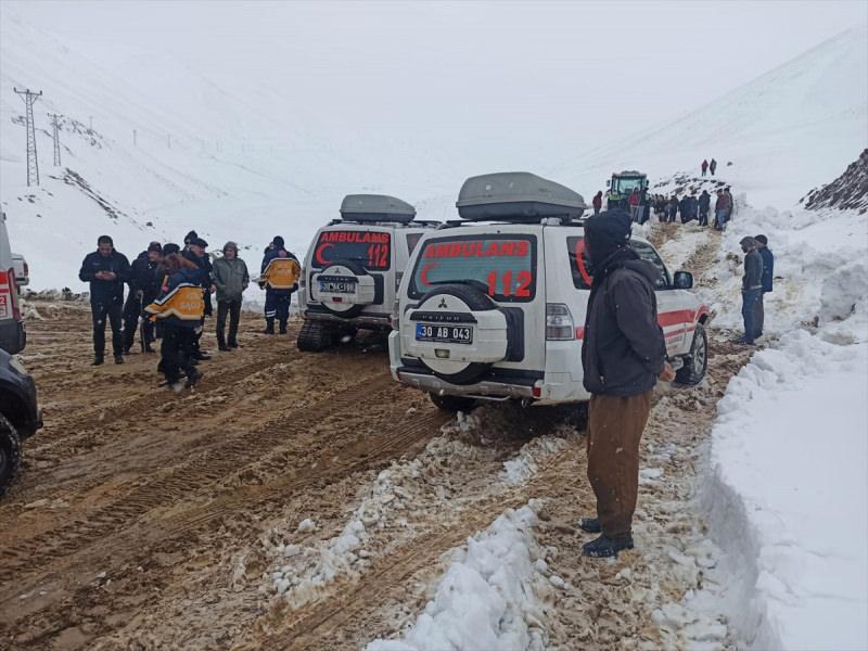 Yüksekova’da su şebekesini onarmaya giden köylülerin üzerine çığ düştü