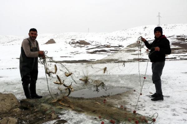 Yüksekova’da donan Büyükçay deresinde Eskimo usulü balık avı