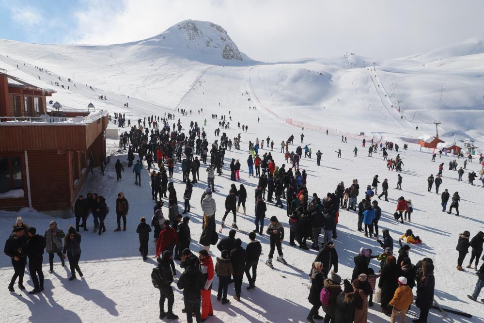 Hakkari 4. kar festivali halaylarla son buldu