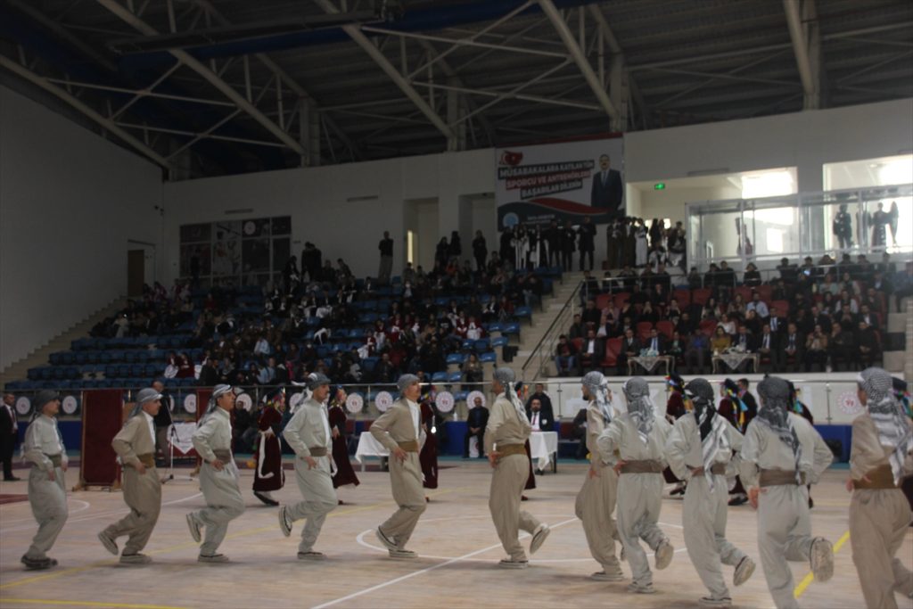 Hakkari’de Kulüpler arası halk oyunları yarışması düzenlendi