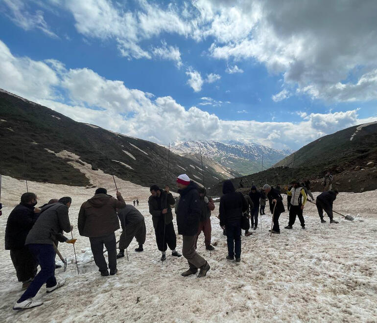 Çığ altında kalan 1 İranlının cesedi bulundu, 2 kuzen aranıyor