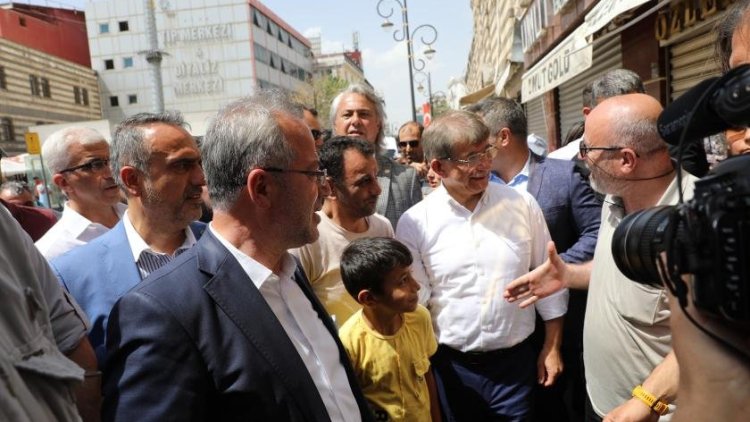 Sur’a giden Davutoğlu protesto edildi: ‘Evimizi siz yıktınız’