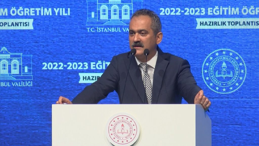 Bakan Özer: Başörtüsü yasağını koyanlar kadına şiddetle ilgili konuşamaz