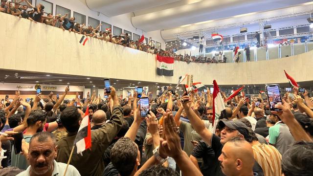 Irak parlamentosunu basan protestocular Sadr’ın çağrısı üzerine geri çekildiler