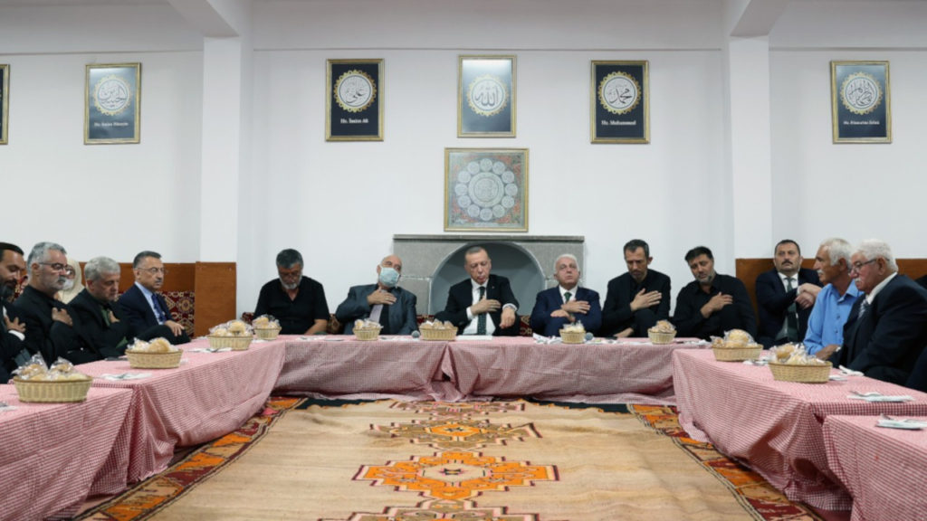 Erdoğan, Hüseyin Gazi Cemevi’nde muharrem iftarına katıldı