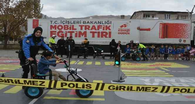 ‘Mobil Trafik Eğitim Tır’ı Hakkari’de