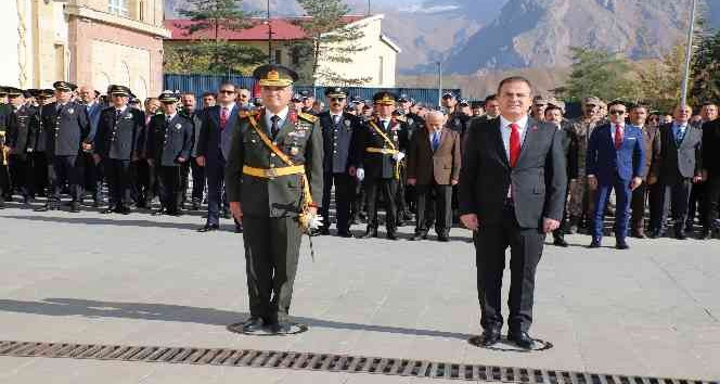 Hakkari’de çelenk sunma töreni