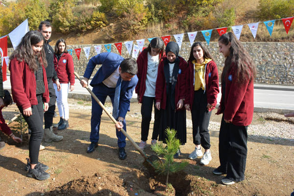 Şemdinli’de 150 fidan toprakla buluşturuldu