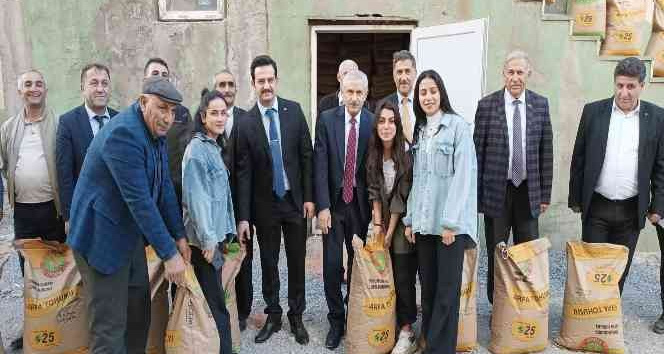 Hakkari’deki çiftçilere buğday ve tohum desteği