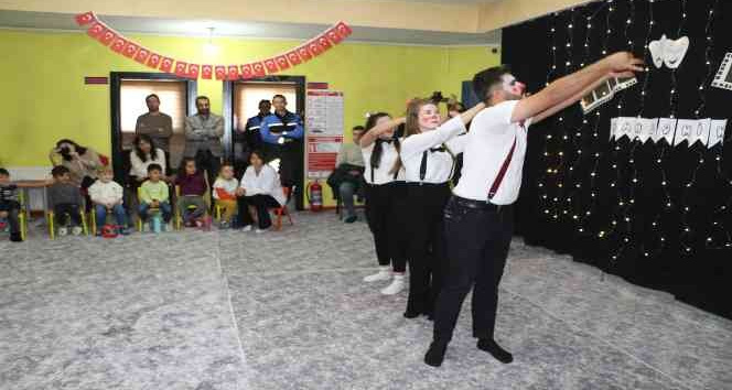 Yüksekova polisi pandomim etkinliği ile çocukları eğlendirdi