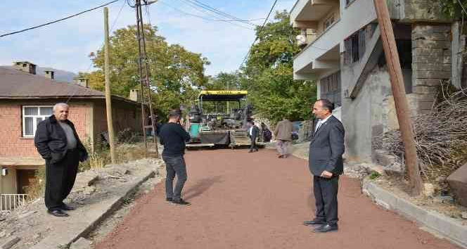 Şemdinli’de yol asfaltlama çalışması devam ediyor