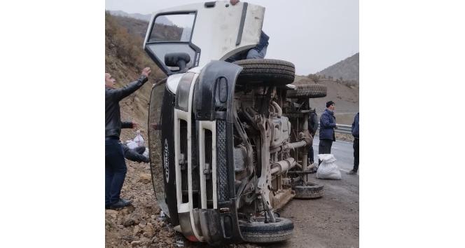 Hakkari’de minibüs yan yattı: 5 yaralı