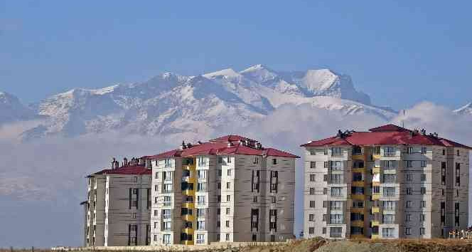 Karlı dağlarla birleşen bulutlar hayran bıraktı