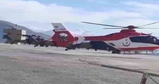 Sınırda kalp krizi geçiren yaşlı adam için ambulans helikopter havalandı