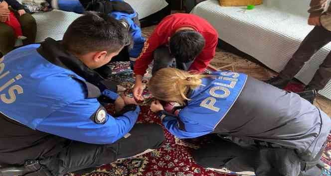 Hakkari polisi ihtiyaç sahibi aileleri sevindirmeye devam ediyor