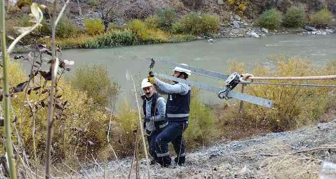 VEDAŞ Zap suyu üzerine kurdukları teleferikle bakım çalışması yaptı