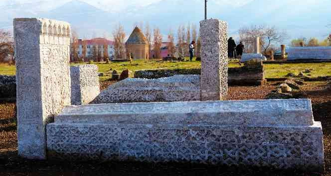 Gevaş Türk İslam Mezarlığı açık hava müzesine dönüşüyor