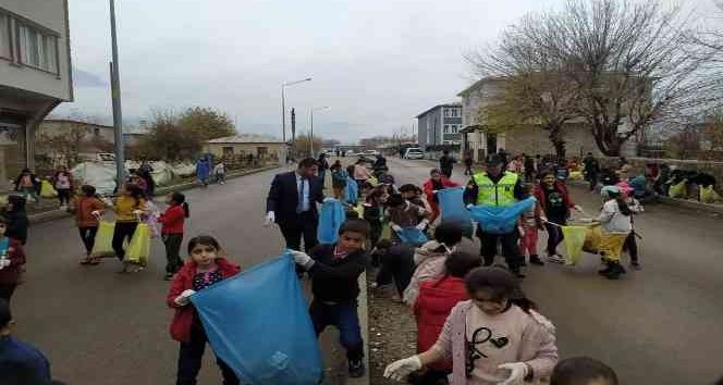 Jandarma ve öğrenciler ilçe merkezinde çöp topladı