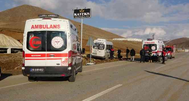 Taziyeye gidenleri taşıyan minibüsle kamyonet çarpıştı: 10 yaralı