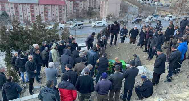 Hakkari’de boğazı kesilmiş halde bulunan kadın toprağa verildi