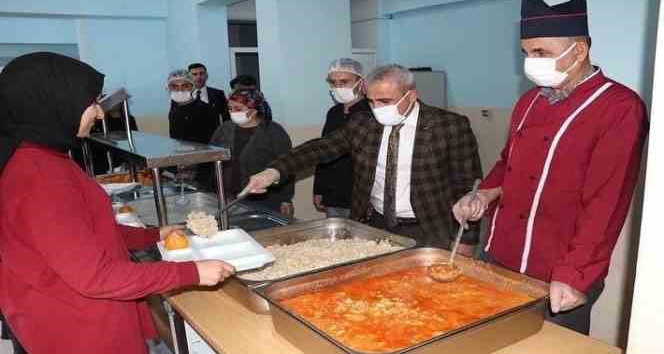 Hakkari’deki minik öğrencilere ücretsiz yemek hizmeti