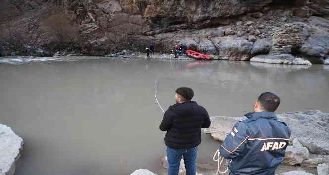 Hakkari’de rafting botuyla köpek kurtarma operasyonu