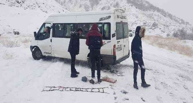 Yüksekova-Şemdinli karayolunda 20’e yakın araç mahsur kaldı